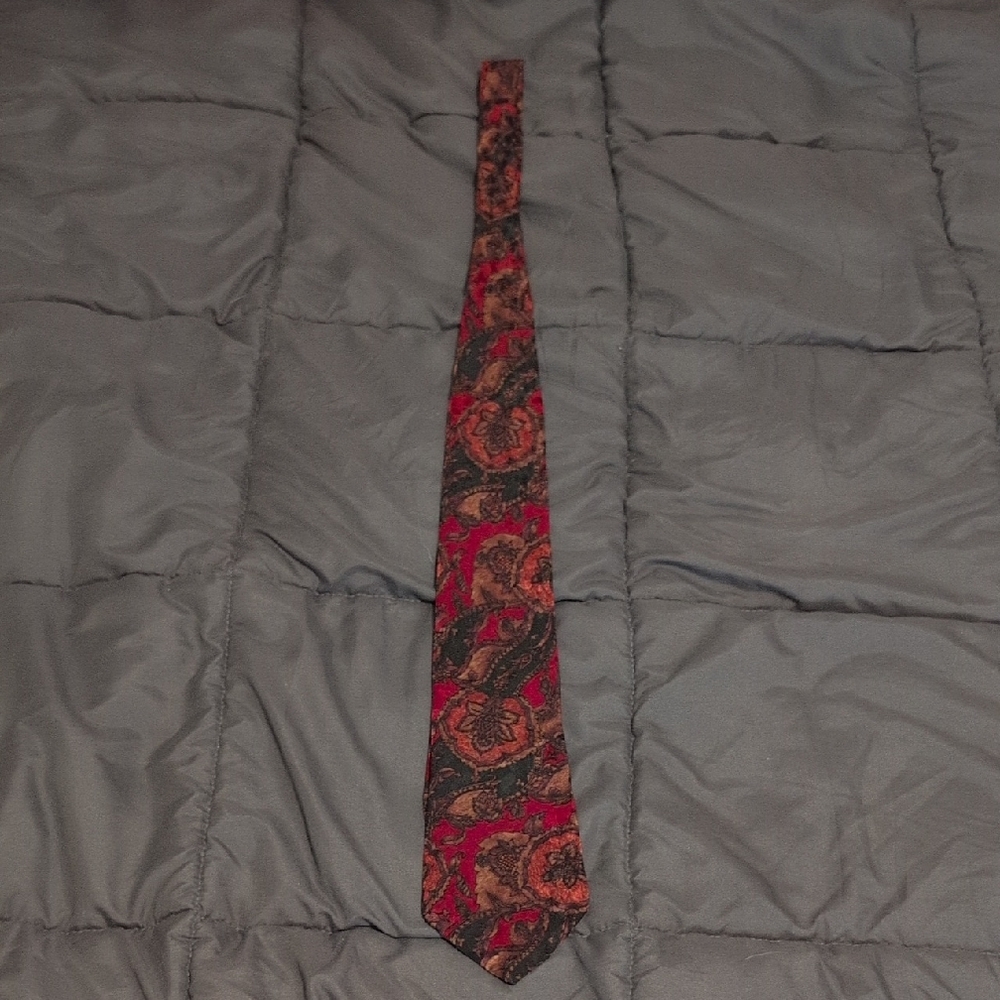 Authentic Guy Laroche Paris Paisley Tie‎ in Red and Black